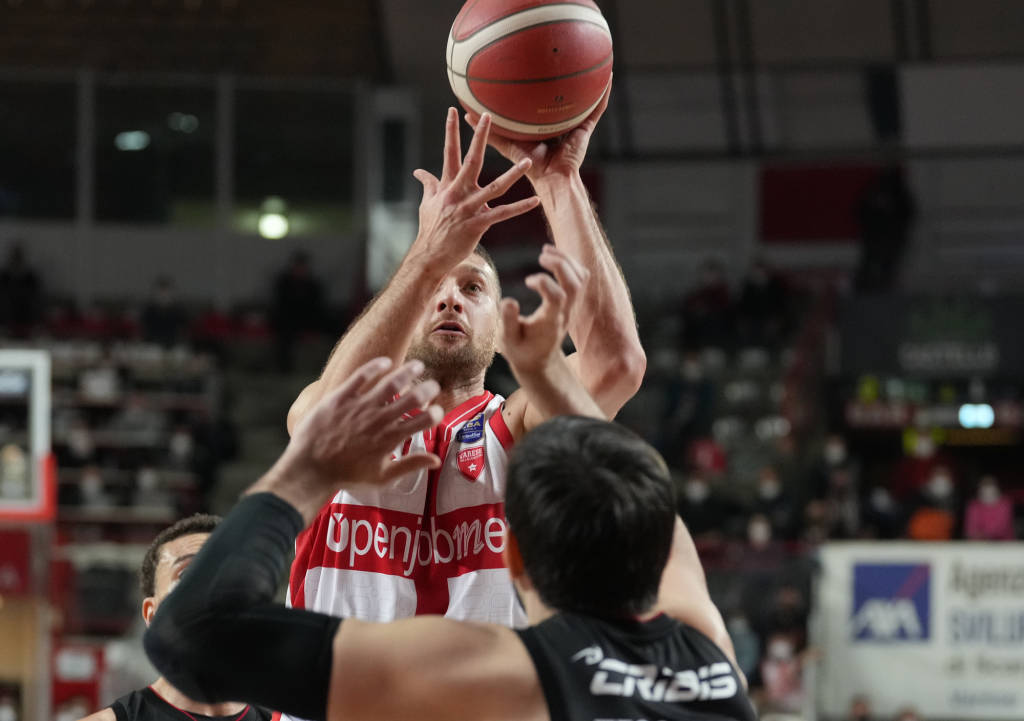 Baske, Openjobmetis - Virtus Bologna 80-81