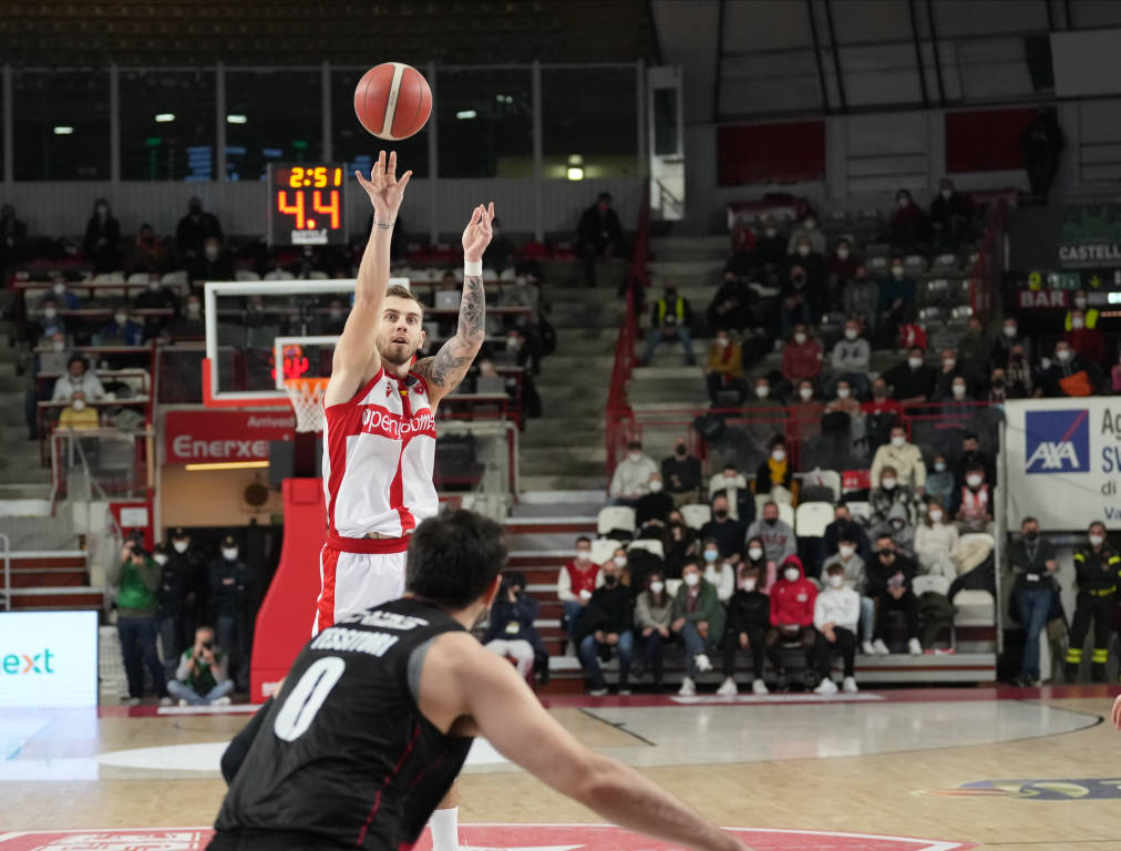 Baske, Openjobmetis - Virtus Bologna 80-81