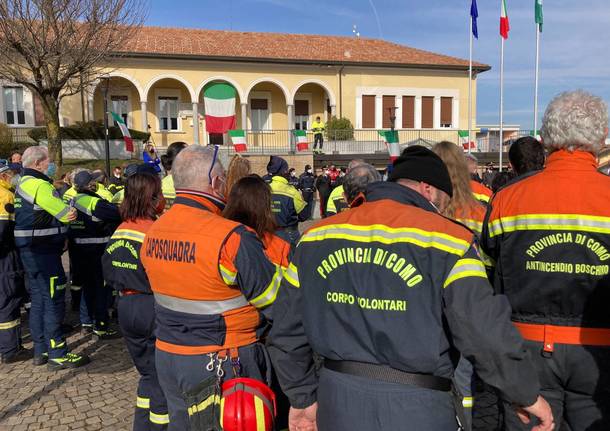 A Solbiate con Cagno la cerimonia per ringraziare i volontari che hanno spento l’incendio del Monte Morone