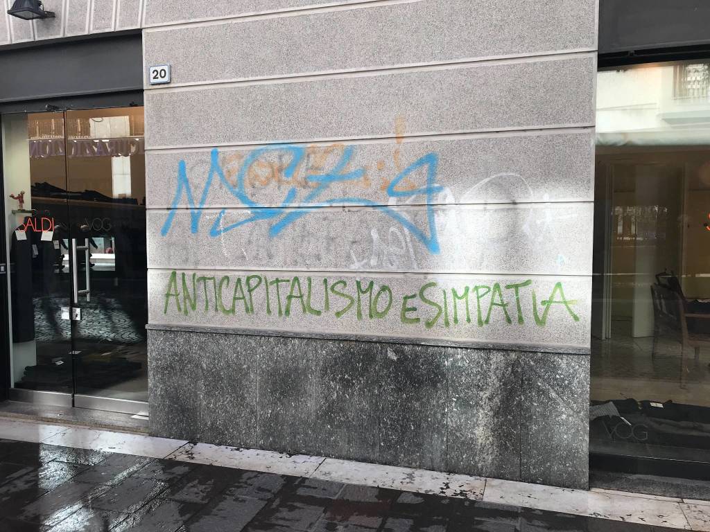 Corso Italia tra muri imbrattati e negozi vuoti. Gli esercenti: "Serve più decoro"