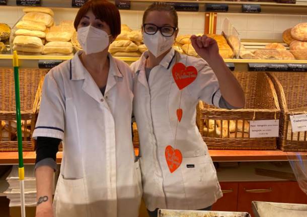 Cuori nelle vetrine di San Giorgio su Legnano per San Valentino