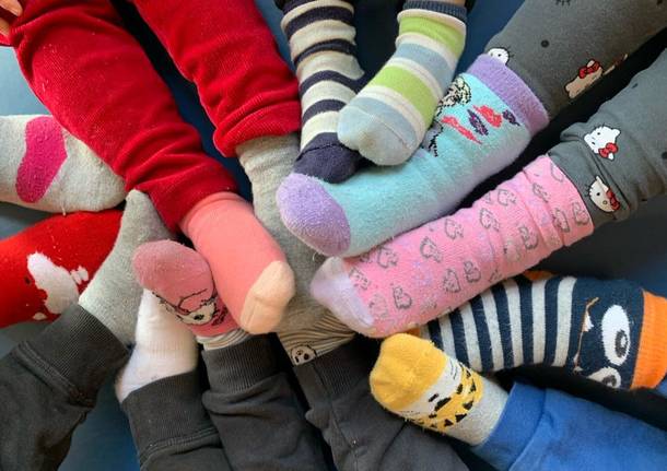 Gavirate, la giornata dei calzini spaiati al Nido comunale