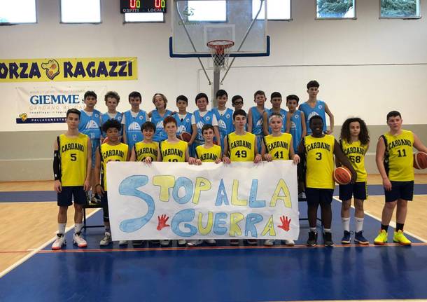 I bambini di Caronnese e Robur Basket Saronno dicono no alla guerra in Ucraina