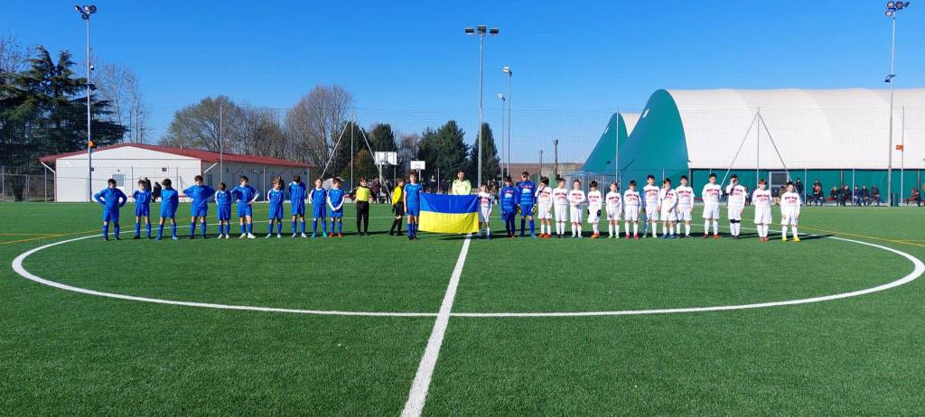 I bambini di Caronnese e Robur Basket Saronno dicono no alla guerra in Ucraina