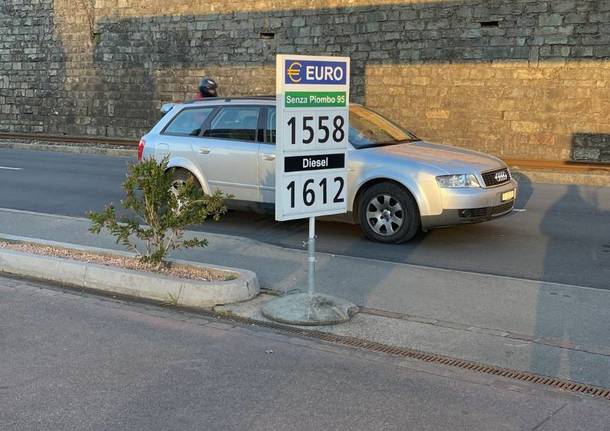 I prezzi della benzina nei distributori svizzeri di confine