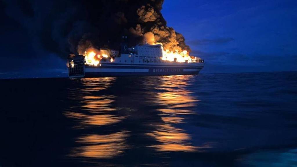 Incendio traghetto a Corfù