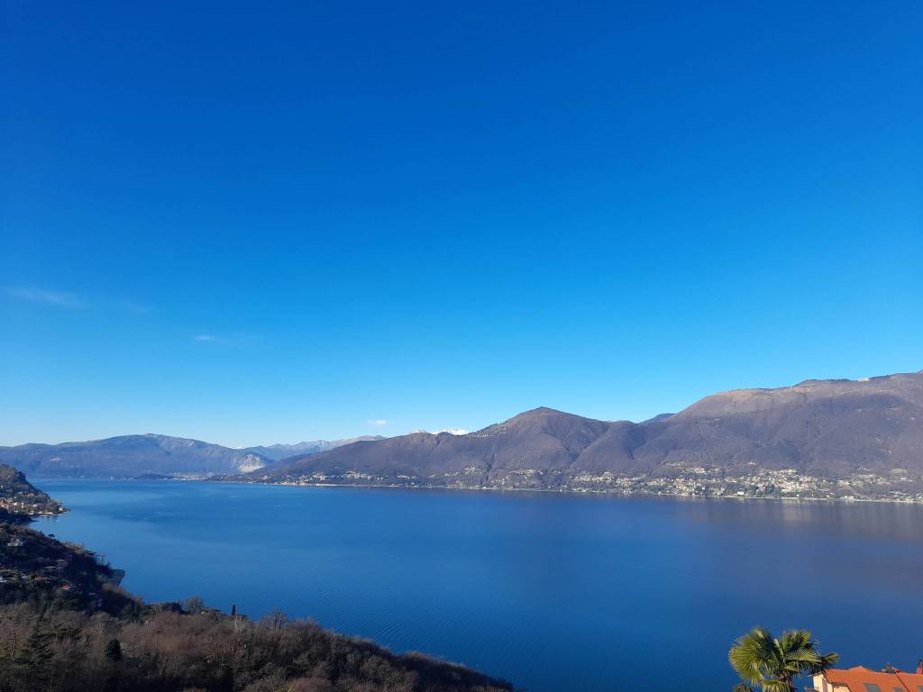 La spettacolare vista del Lago Maggiore
