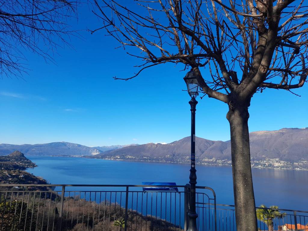 La spettacolare vista del Lago Maggiore