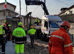 Lavori di rimozione del ponte provvisorio a Gavirate