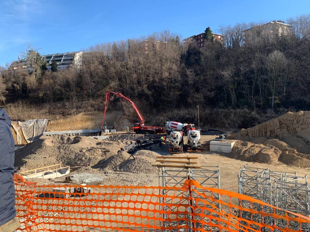 Nei cantieri della terza rotonda Esselunga