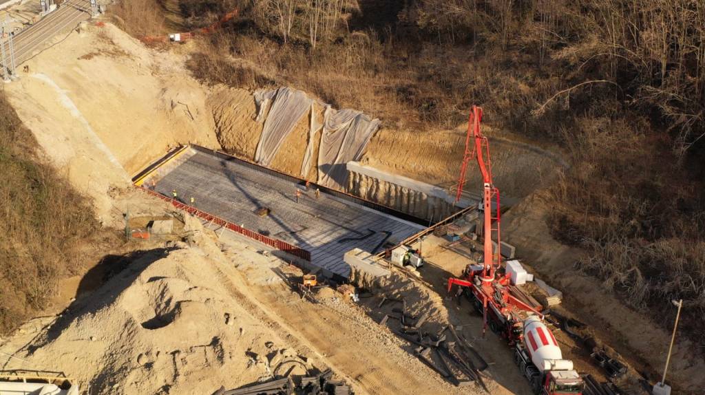 Nei cantieri della terza rotonda Esselunga