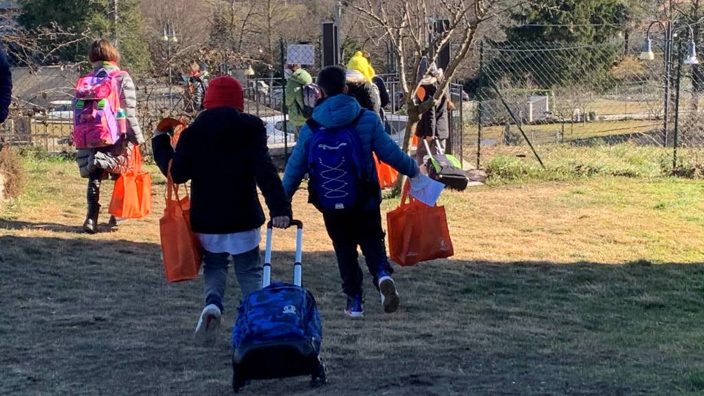 Piccoli grandi volontari a scuola a Morosolo e Luvinate per aiutare la ricerca contro il cancro