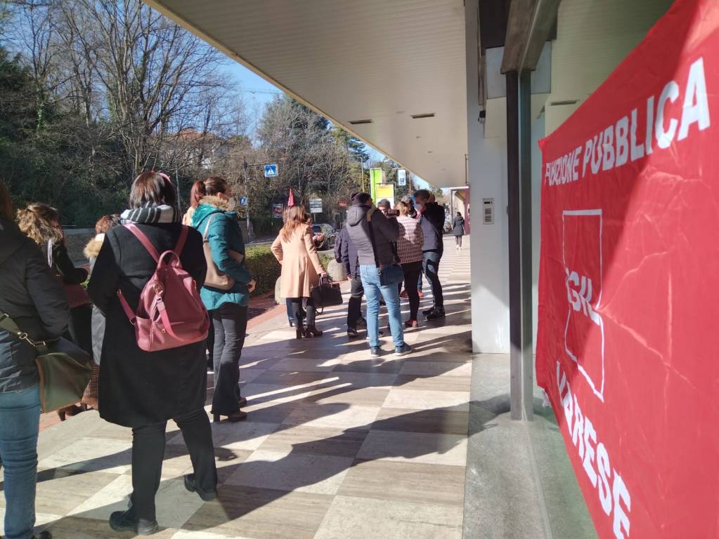 Presidio di protesta all'Ispettorato del lavoro di sindacati e lavoratori