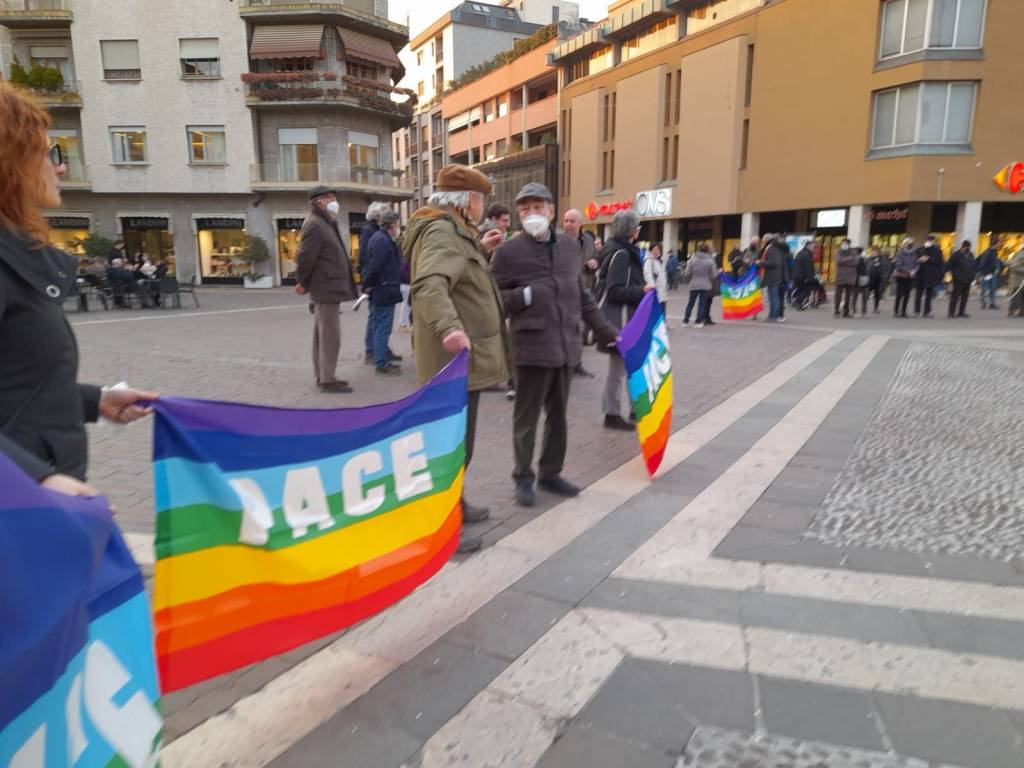 Presidio pacifista in piazza a Saronno per dire "No alla guerra in Ucraina"