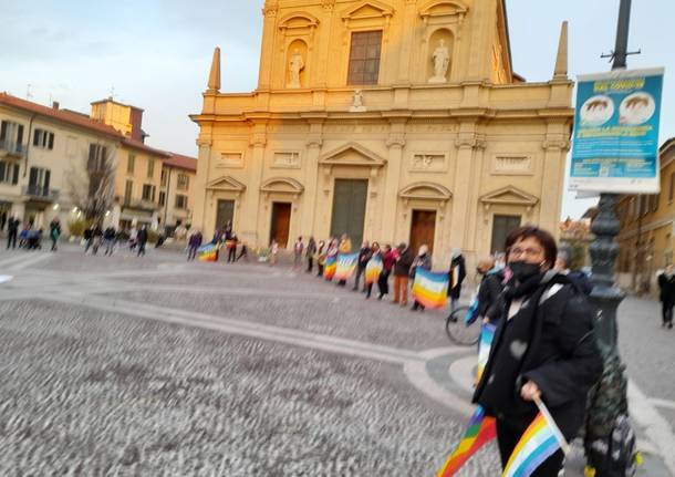 Presidio pacifista in piazza a Saronno per dire "No alla guerra in Ucraina"