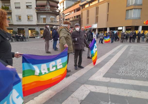 Presidio pacifista in piazza a Saronno per dire "No alla guerra in Ucraina"