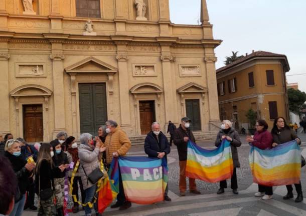 Presidio pacifista in piazza a Saronno per dire "No alla guerra in Ucraina"