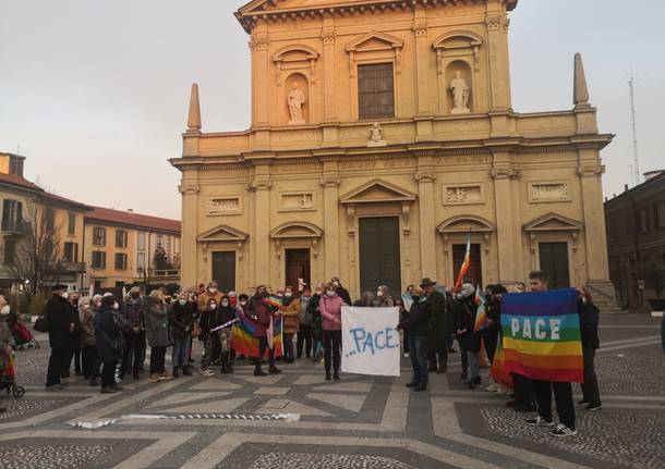 Presidio pacifista in piazza a Saronno per dire "No alla guerra in Ucraina"