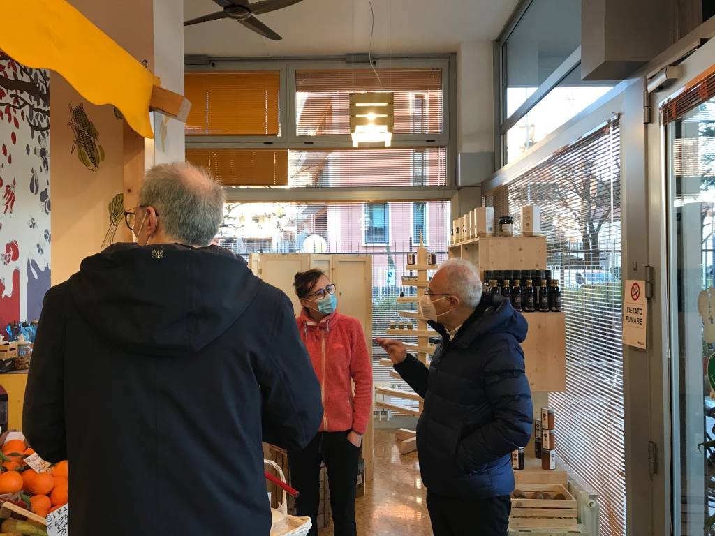 Sindaco e assessore in visita dai commercianti del centro di Saronno