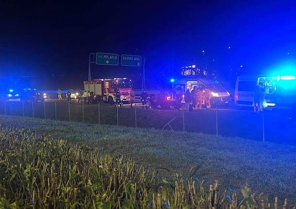 Auto ribaltata in A8 tra Solbiate Arno e Castronno