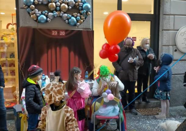 C’è voglia di carnevale a Varese: pienone di mascherine in via san Martino