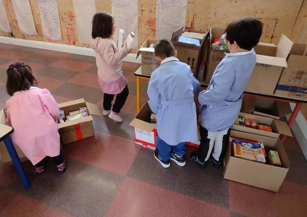 A Caronno Pertusella i bambini della scuola Cardinal Colombo tendono mani e cuori ai bimbi ucraini