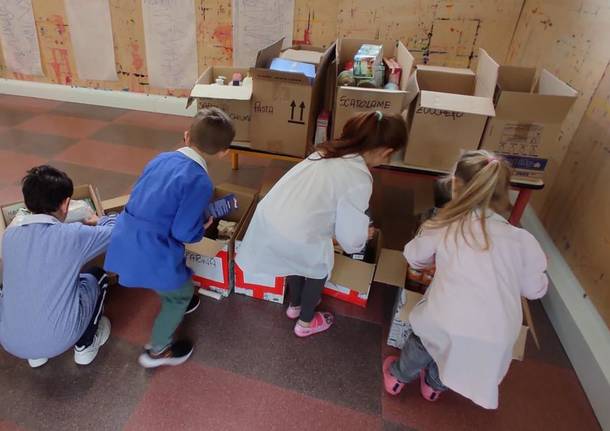 A Caronno Pertusella i bambini della scuola Cardinal Colombo tendono mani e cuori ai bimbi ucraini