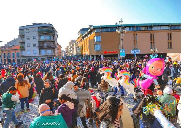 A Saronno piazza gremita per i festeggiamenti del Carnevale 