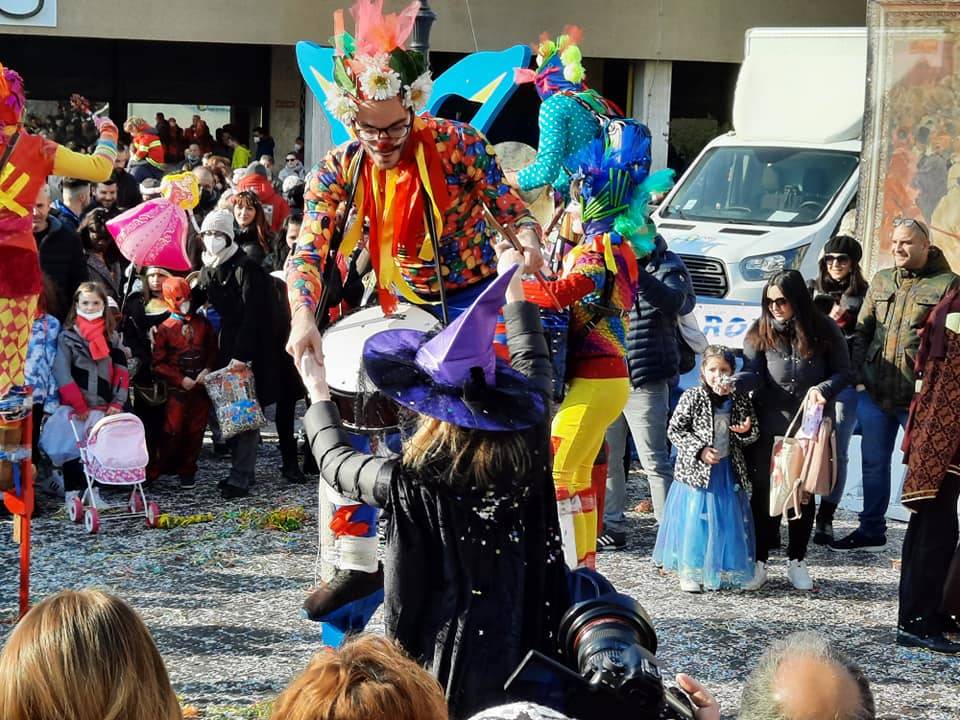 A Saronno piazza gremita per i festeggiamenti del Carnevale 
