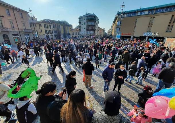 A Saronno piazza gremita per i festeggiamenti del Carnevale 