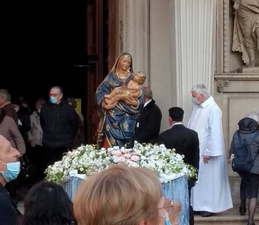 A Saronno si rinnova la tradizione: in tantissimi in processione per la 445^ Festa del Voto