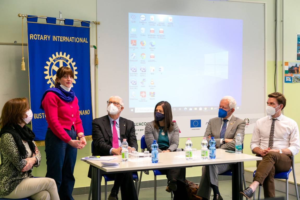 All'istituto Dell'Acqua di Legnano incontro sul progetto dei Rotary Club per agevolare lo studio in DAD