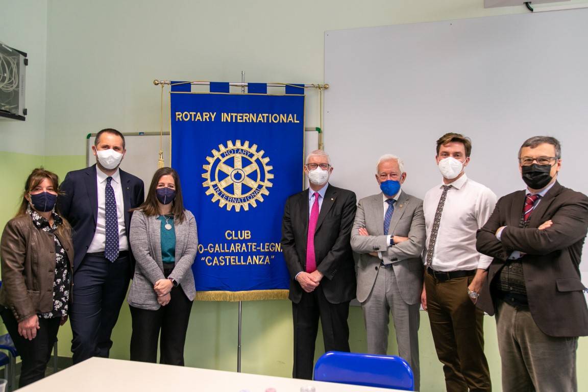 All'istituto Dell'Acqua di Legnano incontro sul progetto dei Rotary Club per agevolare lo studio in DAD