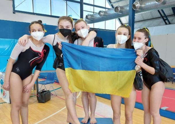 Artistica OCM al campionato regionale: sul podio l’abbraccio con la bandiera dell’Ucraina