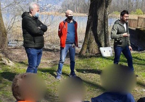 bambini al lago con l'uomo pesce