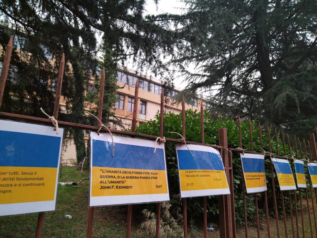 Bandiere dell'Ucraina all'ITET "F. Daverio - N. Casula - P.L. Nervi"