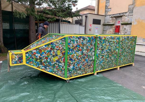 Buguggiate, una bottiglia di tappi di plastica per salvare l'ambiente 
