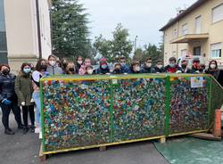 Buguggiate, una bottiglia di tappi di plastica per salvare l'ambiente 