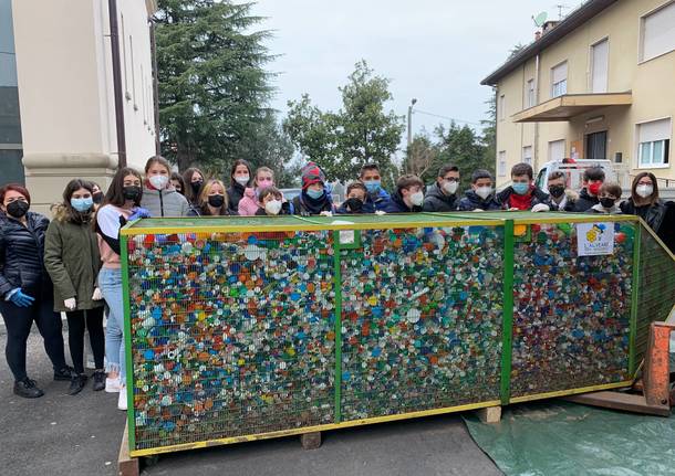 Buguggiate, una bottiglia di tappi di plastica per salvare l'ambiente 