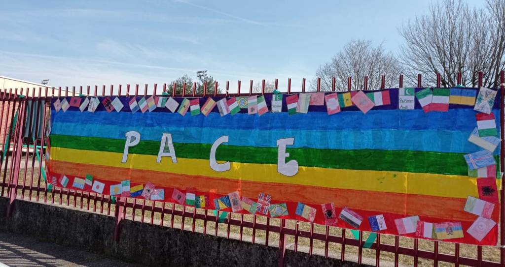 La maxi bandiera della Pace disegnata dai bambini di Gallarate