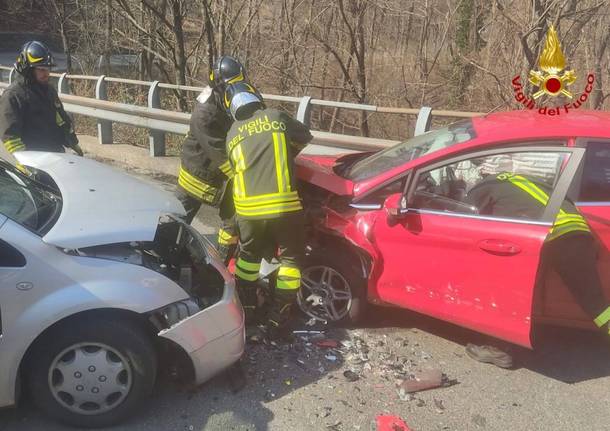 Schianto a Castello Cabiaglio, persona incastrata nell’abitacolo