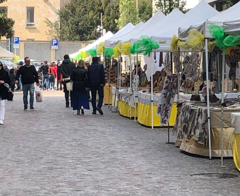 Contrada Sant'Ambrogio - Il mercatino in centro a Legnano
