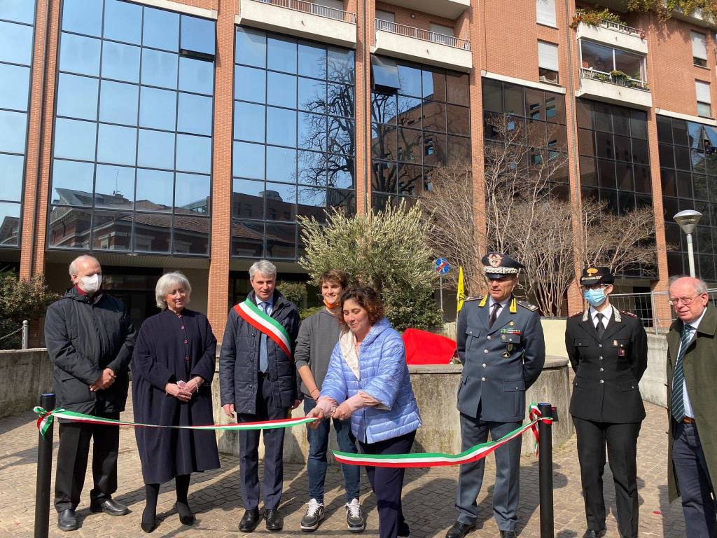 Deposizione di ulivo in piazza a Varese