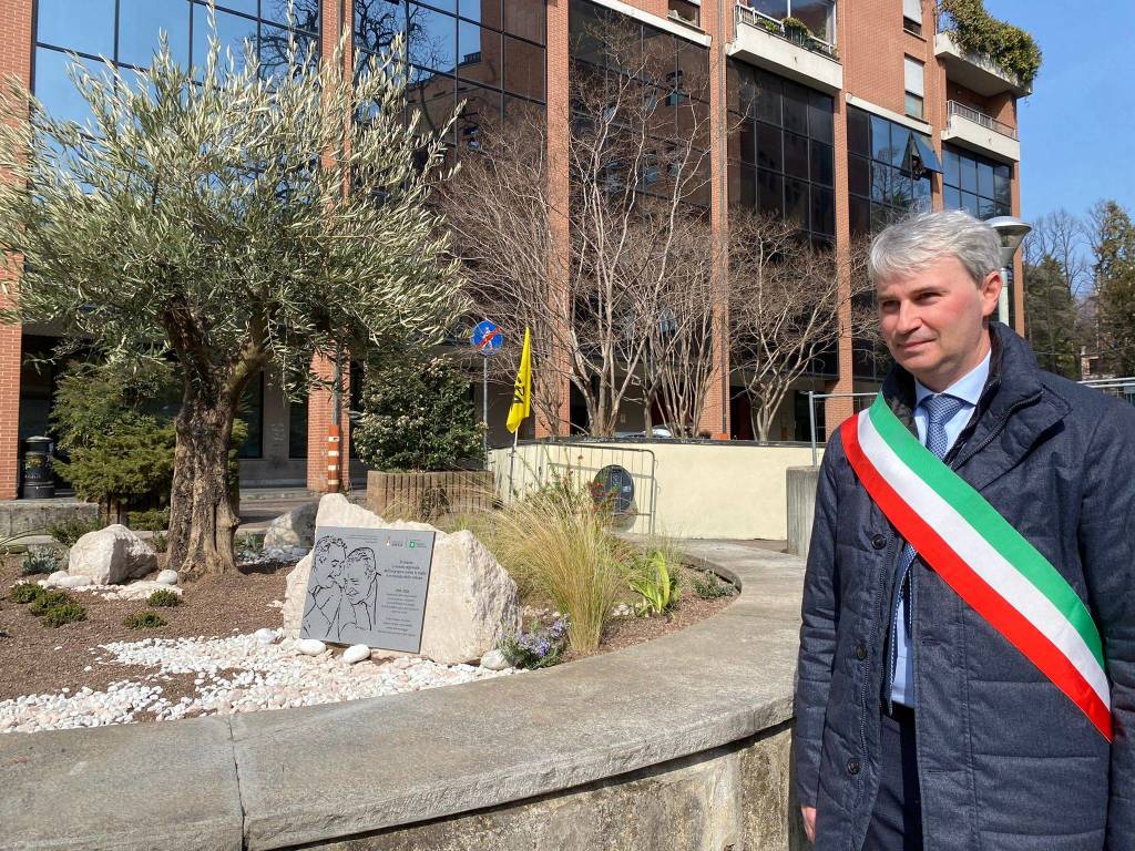 Deposizione di ulivo in piazza a Varese