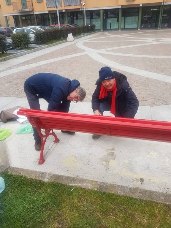 Dopo i vandali, la panchina rossa a Vergiate risplende grazie ai volontari