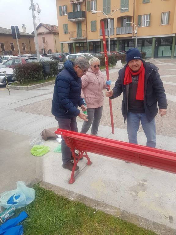 Dopo i vandali, la panchina rossa a Vergiate risplende grazie ai volontari