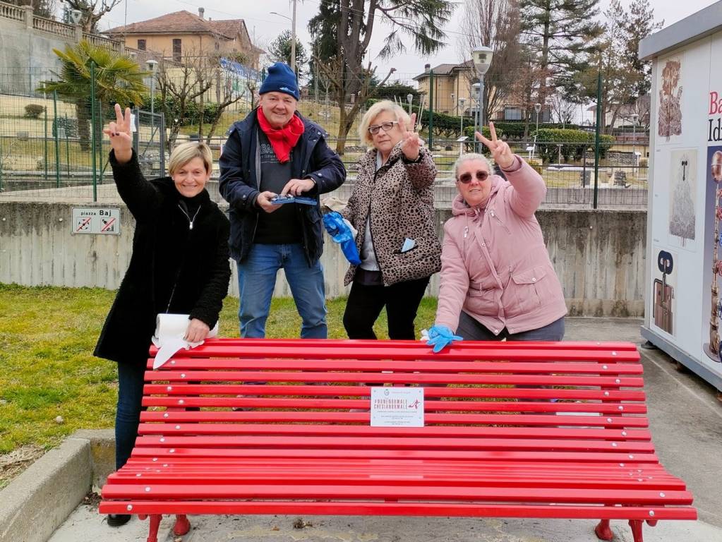 Dopo i vandali, la panchina rossa a Vergiate risplende grazie ai volontari