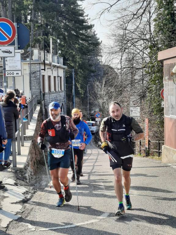 Eolo Trail Campo dei Fiori 2022 - passaggio lungo le Cappelle del sacro Monte