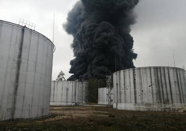 deposito petrolifero in fiamme