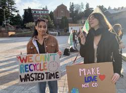 Giovani e cartelli colorati nel corteo di Fridays for Future a Varese